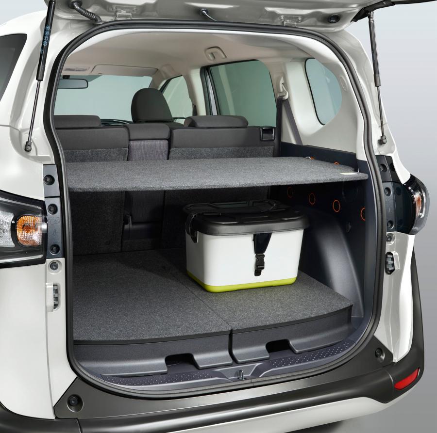 Багажник Toyota Sienta Funbase G 2018 года  (фото 7 из 7)